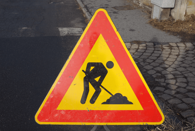 Assurance responsabilité civile professionnelle panneau jaune et rouge attention travaux