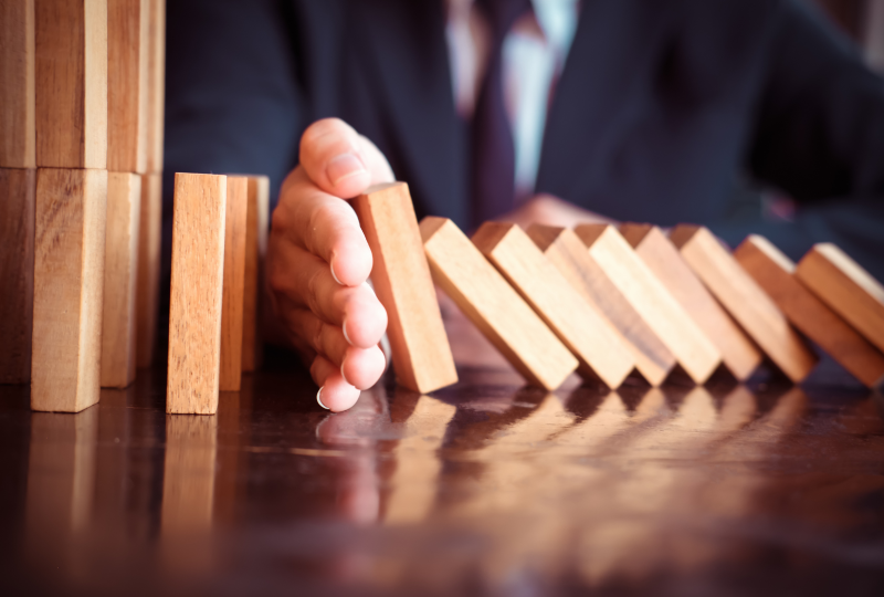 Assurance multirisque professionnelle à Lyon rapide et pas chère main qui bloque des domino