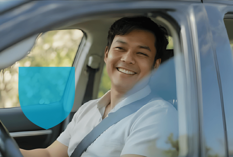 Agent immobilier dans son véhicule pro