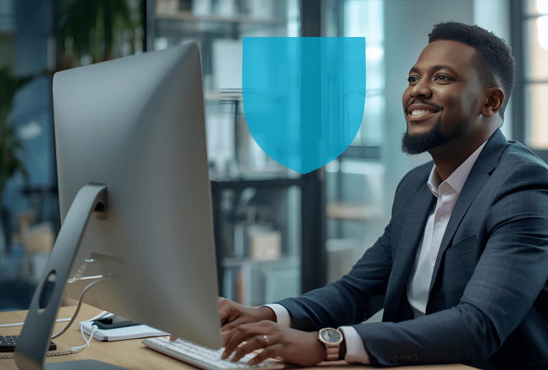 Cadre discutant dans son bureau de son assurance prévoyance