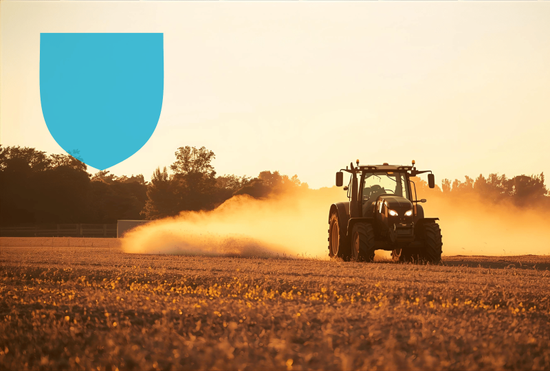 Agriculteur dans un champ véhicule pro bien assuré