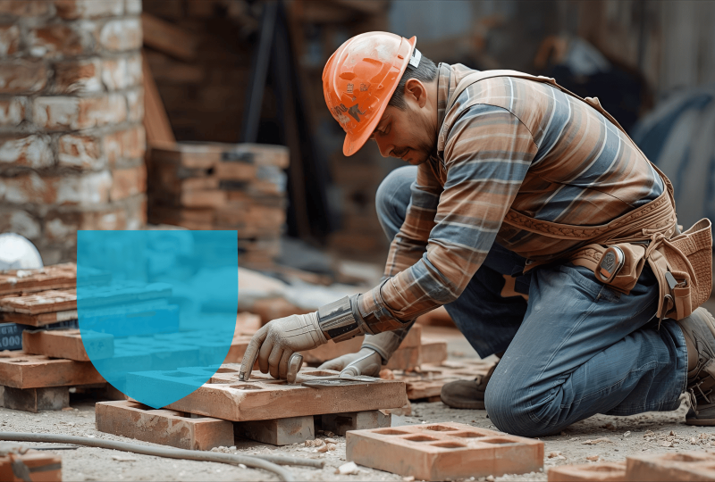 Maçon au travail équipé de sa décennale 
