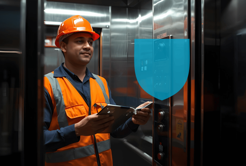 Ascensoriste au travail avec sa décennale