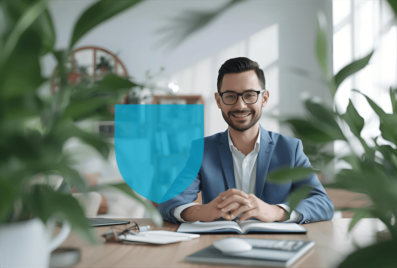 Consultant travaillant de chez lui avec son assurance MRP